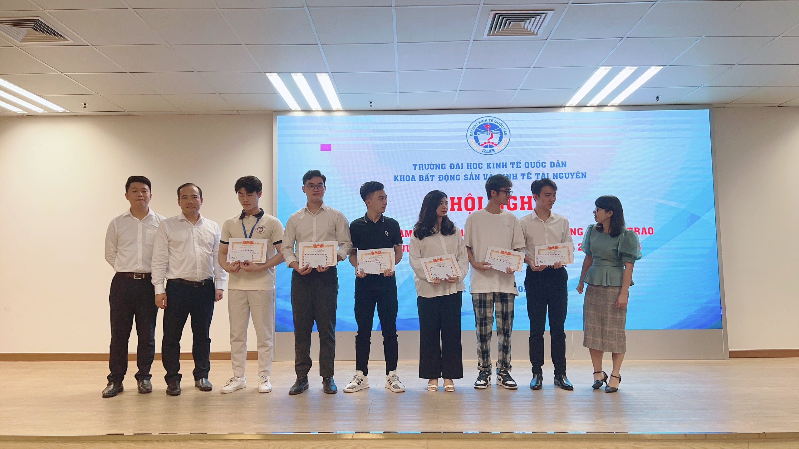 Ông Nguyễn Anh Quê trao thưởng cho sinh viên có thành tích tốt trong năm học 2021-2022